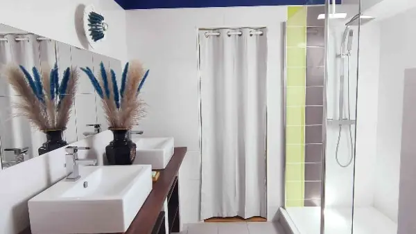 Salle d'eau de la chambre L'oiseau Bleu