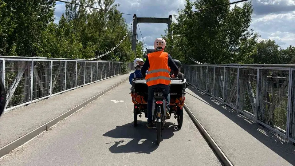 Sortie dans Tours avec vélos adaptés aiR'GO CYCLO - Traversée pont de fils