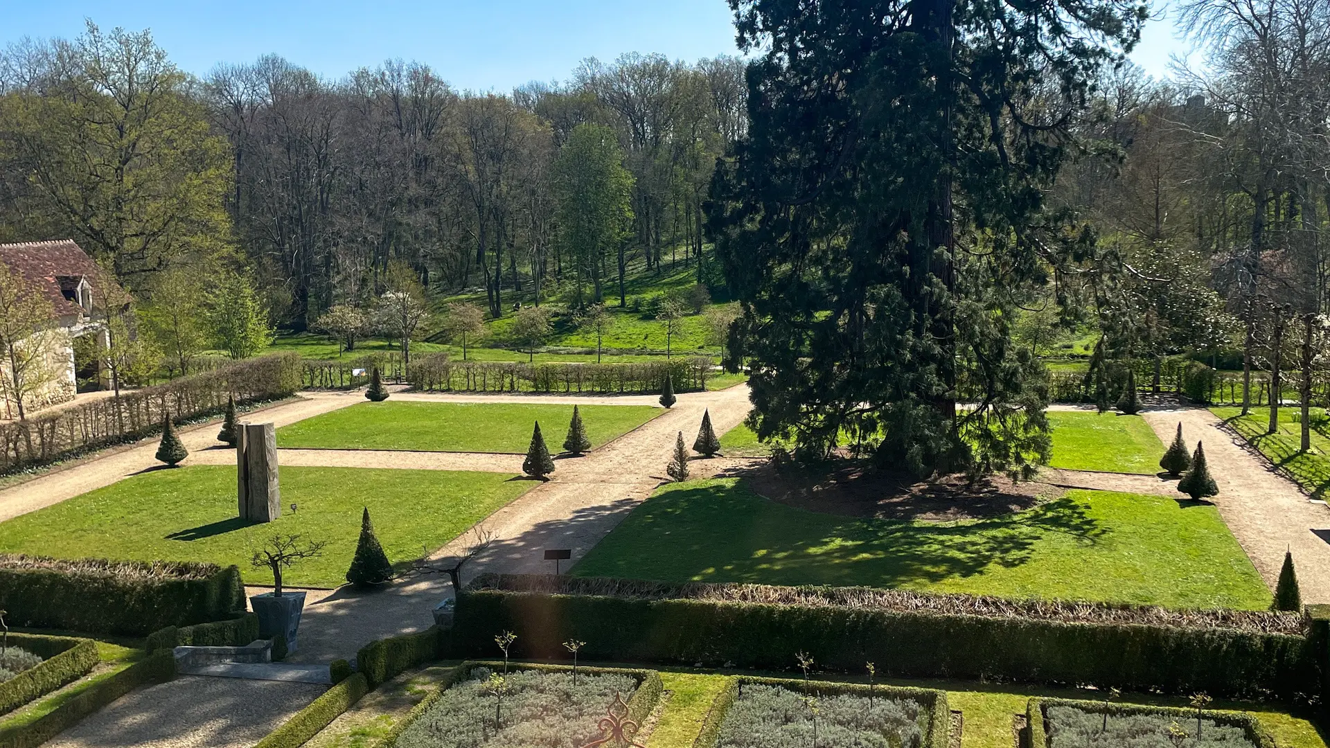 Vue sur la cour d'honneur et les jardins