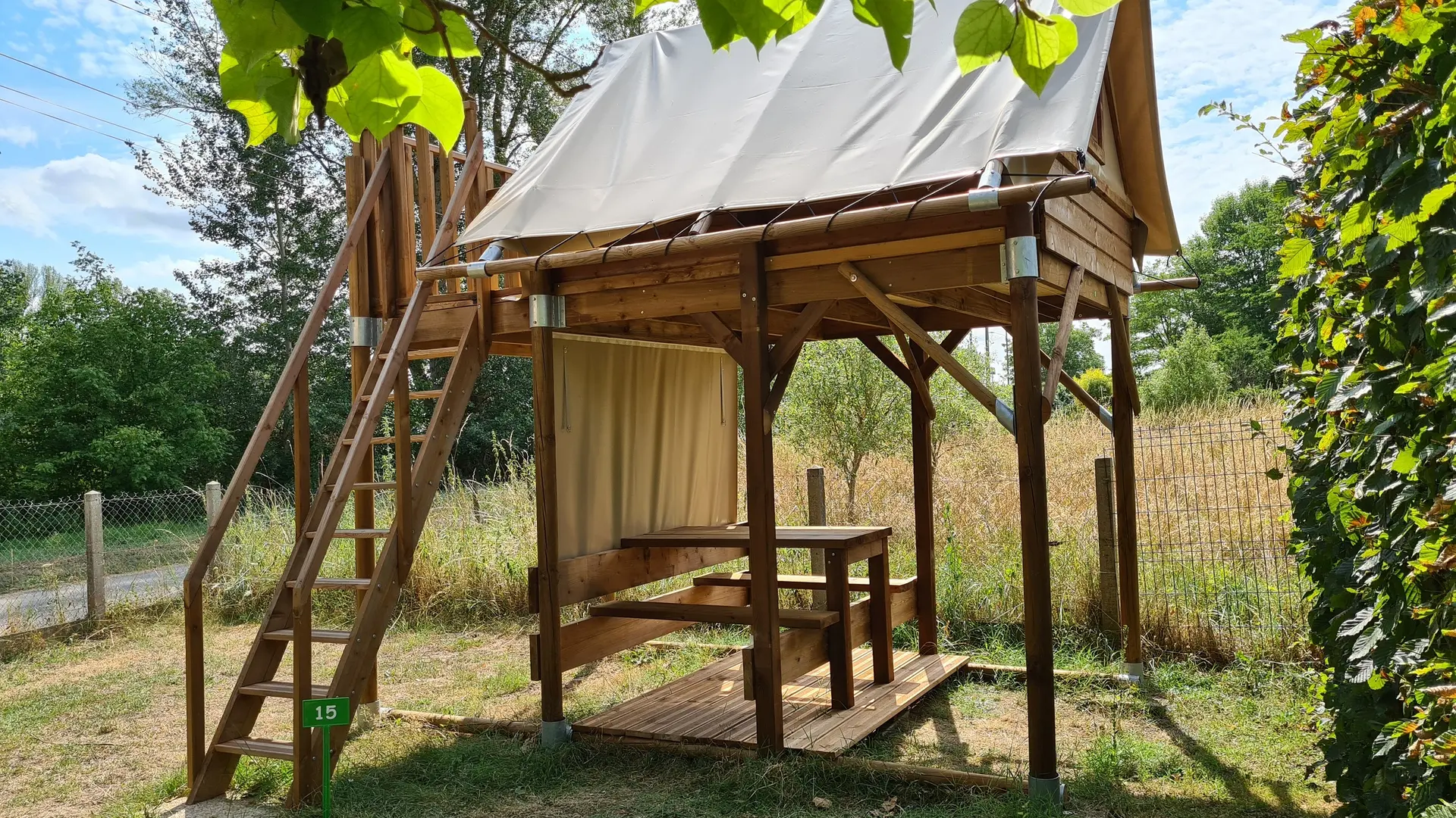 Tente bivouac sur pilotis