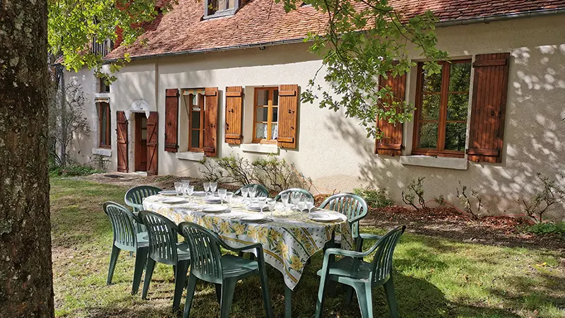 Repas sous le chène du gite au Jardin de Grand-Père