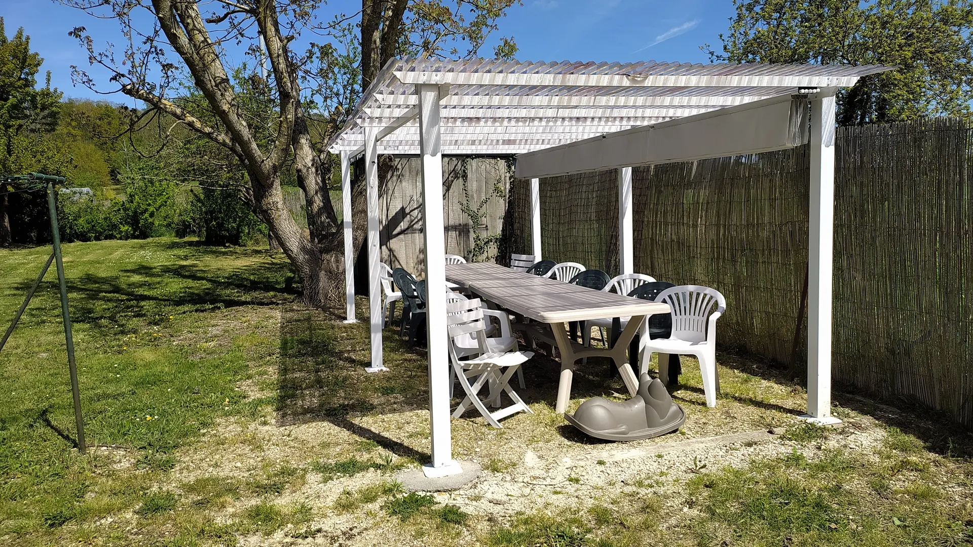 Tonnelle et tables