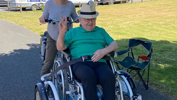 Grâce au vélo adapté VeloPlus, les personnes en fauteuil roulant font du vélo!