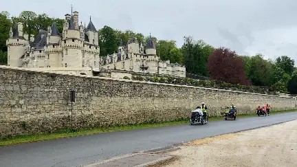 Vélos adaptés aiR'GO CYCLO devant château de Rigny-Ussé
