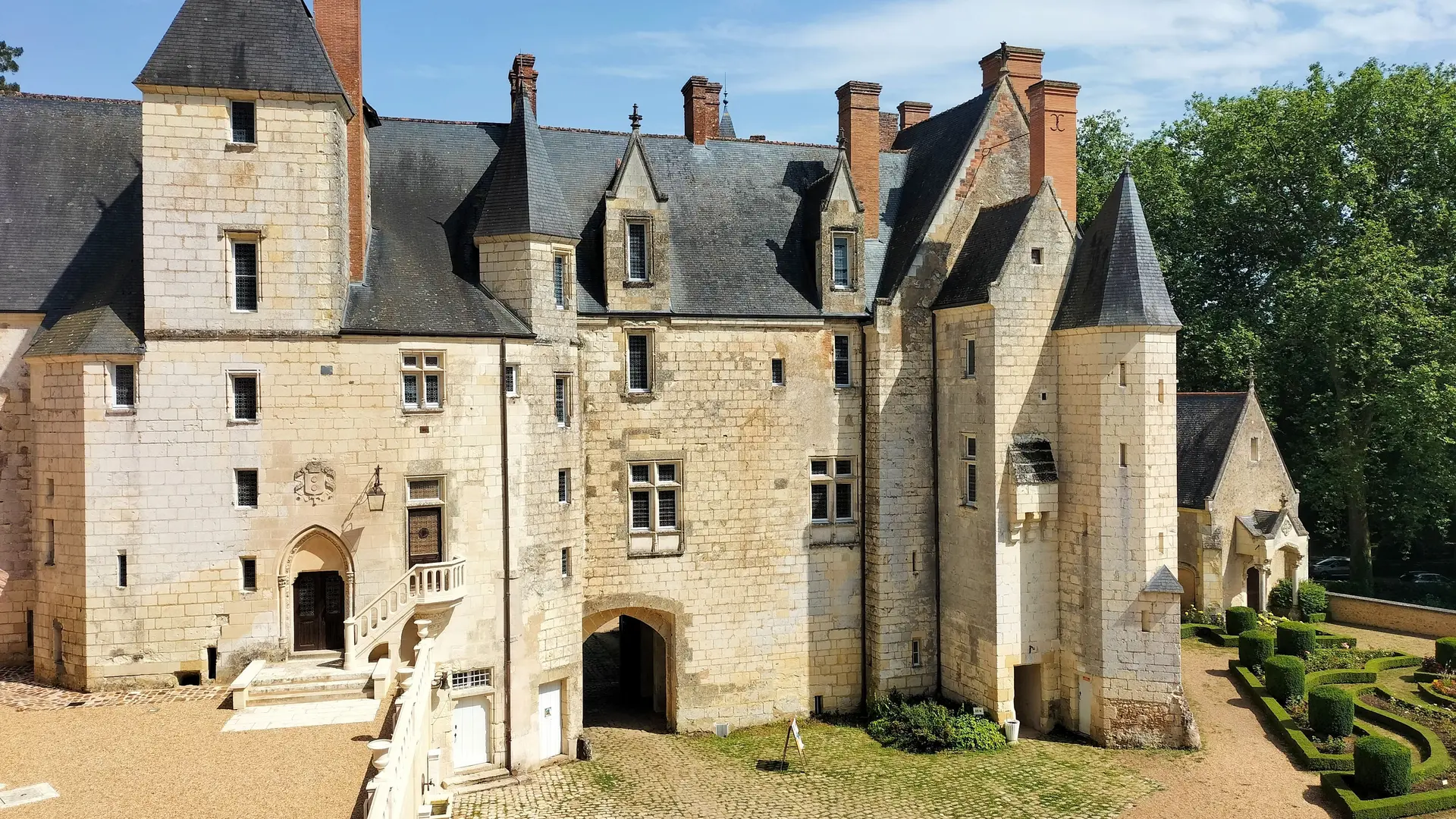 Vue sur la cour d'honneur © Château de Courtanvaux
