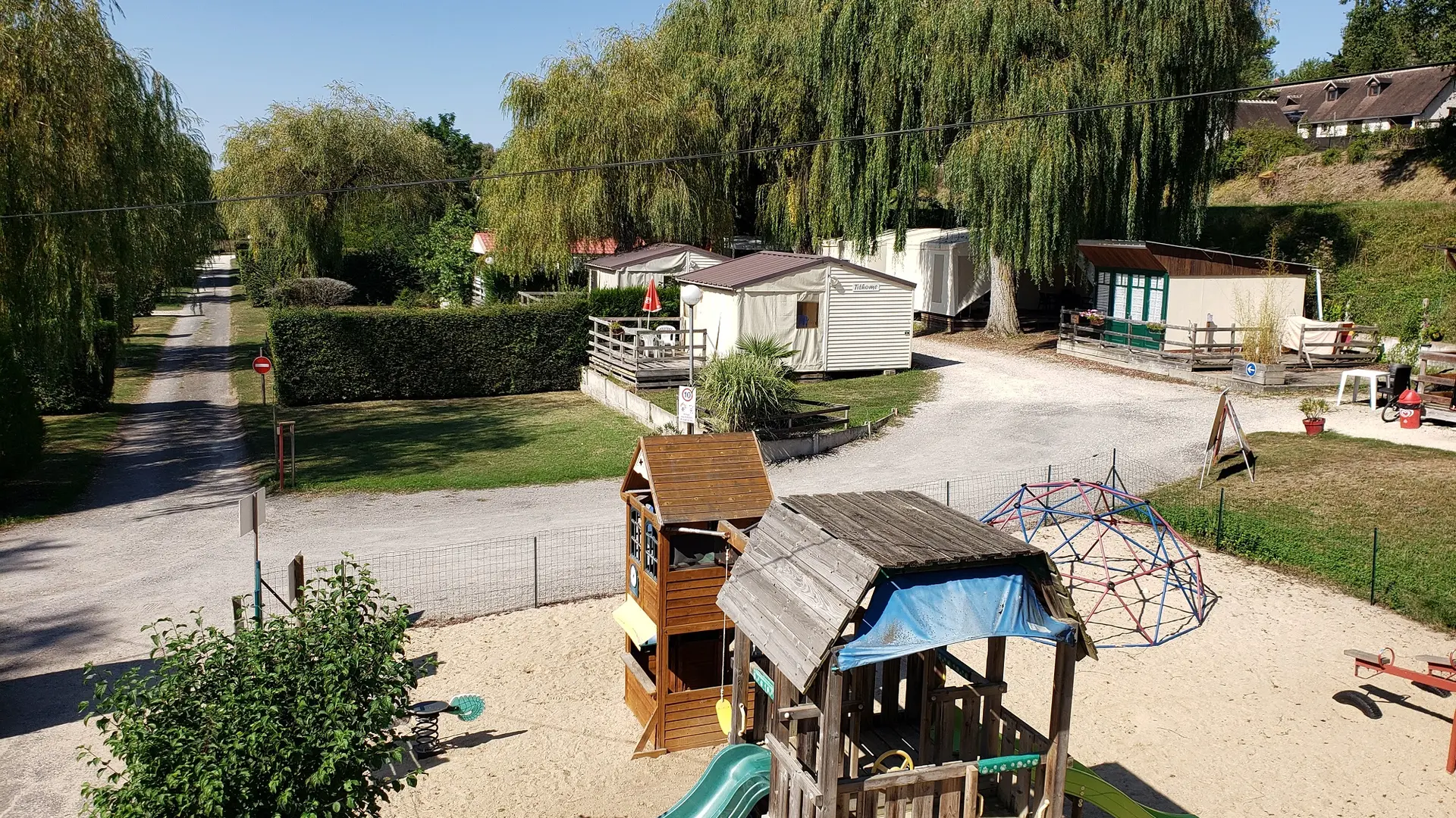 camping-lentredeux-airedejeux-ZOOPARC-BEAUVAL