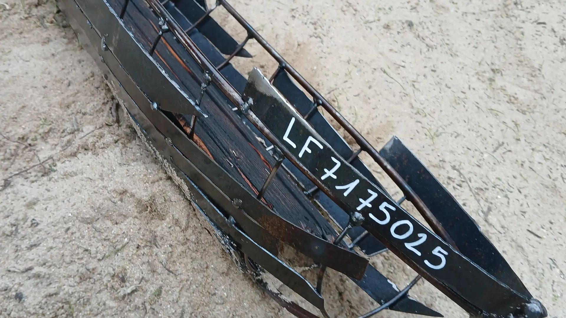 Chaloupe en métal et bois, dimension L 16cm l 63cm H10cm