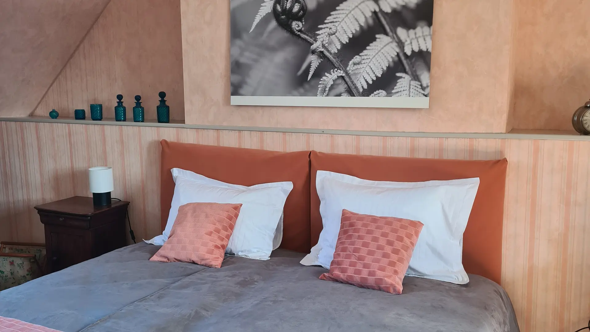 chambre double 180cm. gite-au-jardin-de-grand-père