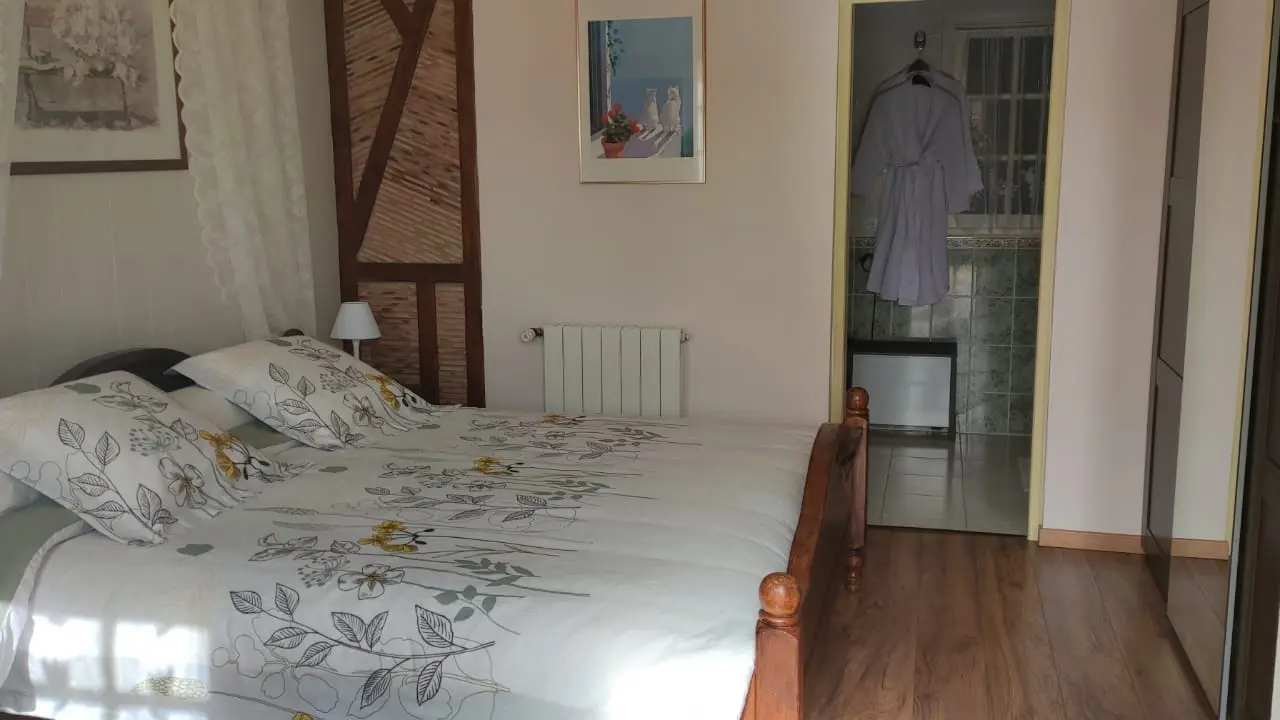 chambre parentale et salle de bain gîte de Poulas