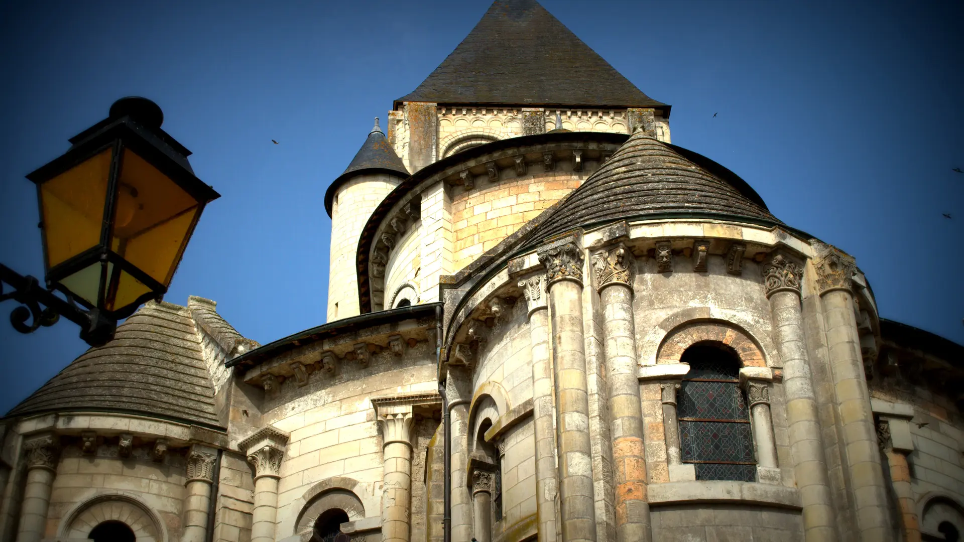 chevet-de-la-collegiale-au-coeur-de-la-cite-medievale-de-Saint-Aignan-