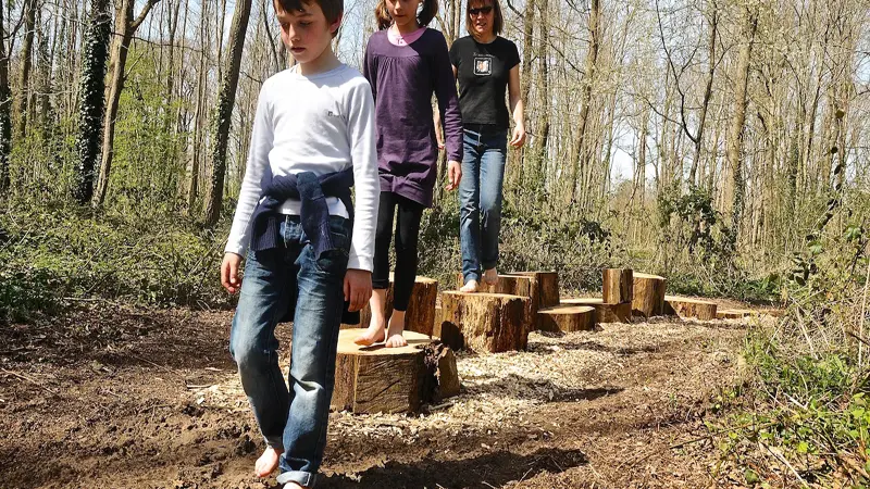 famille-sentier-rondins