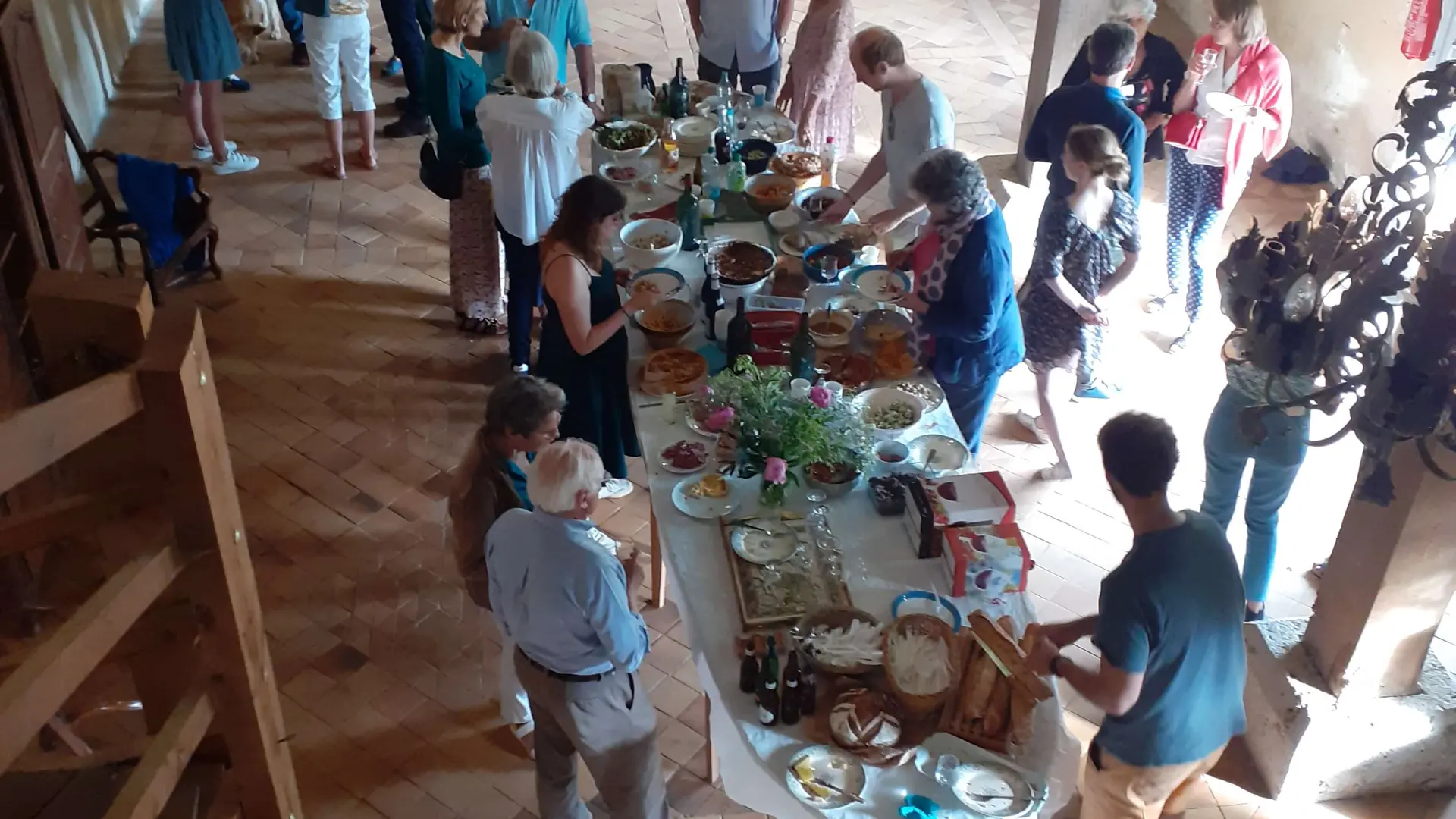 groupe-dans-la-salle-de-reception copie