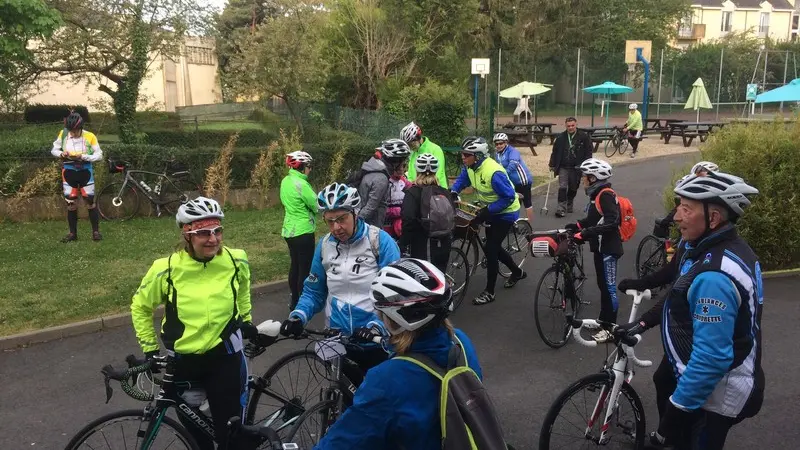 Groupe devant l'Auberge de Jeunesse Vendôme