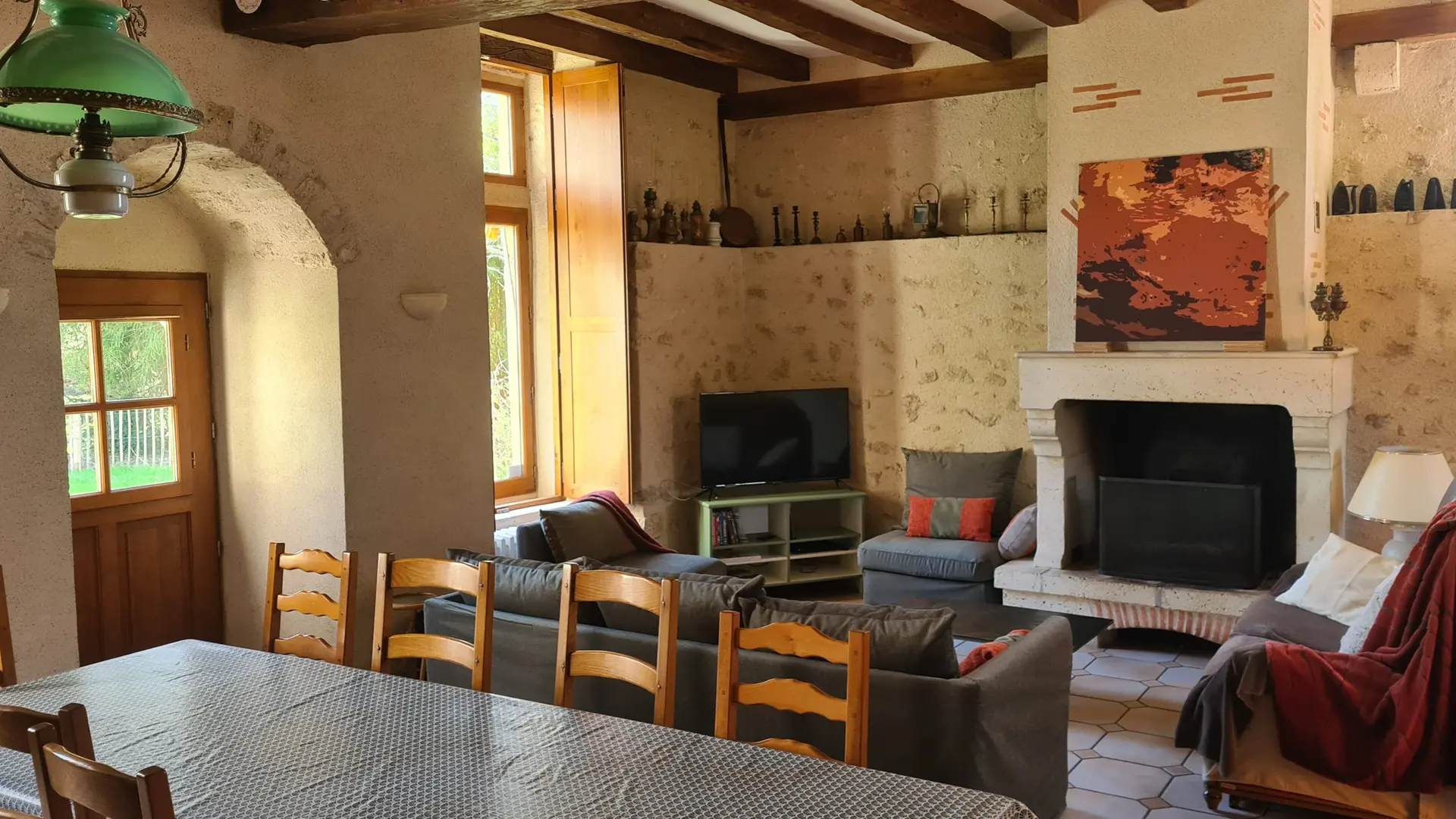 grande pièce cheminée gite-au-jardin-de-grand-père