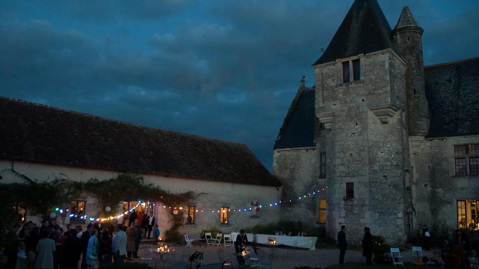 la cour en soirée