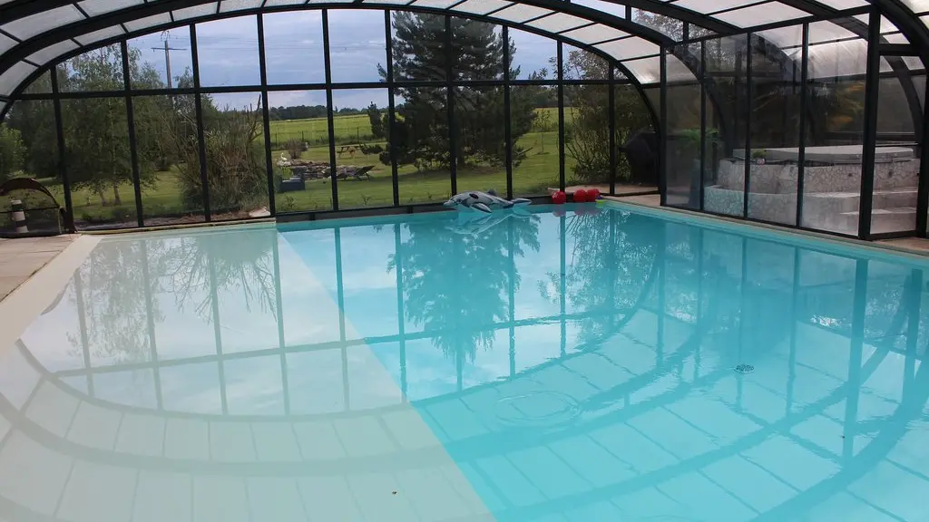 Ferme-de-couffy-vue sur les vignes de la piscine couverte