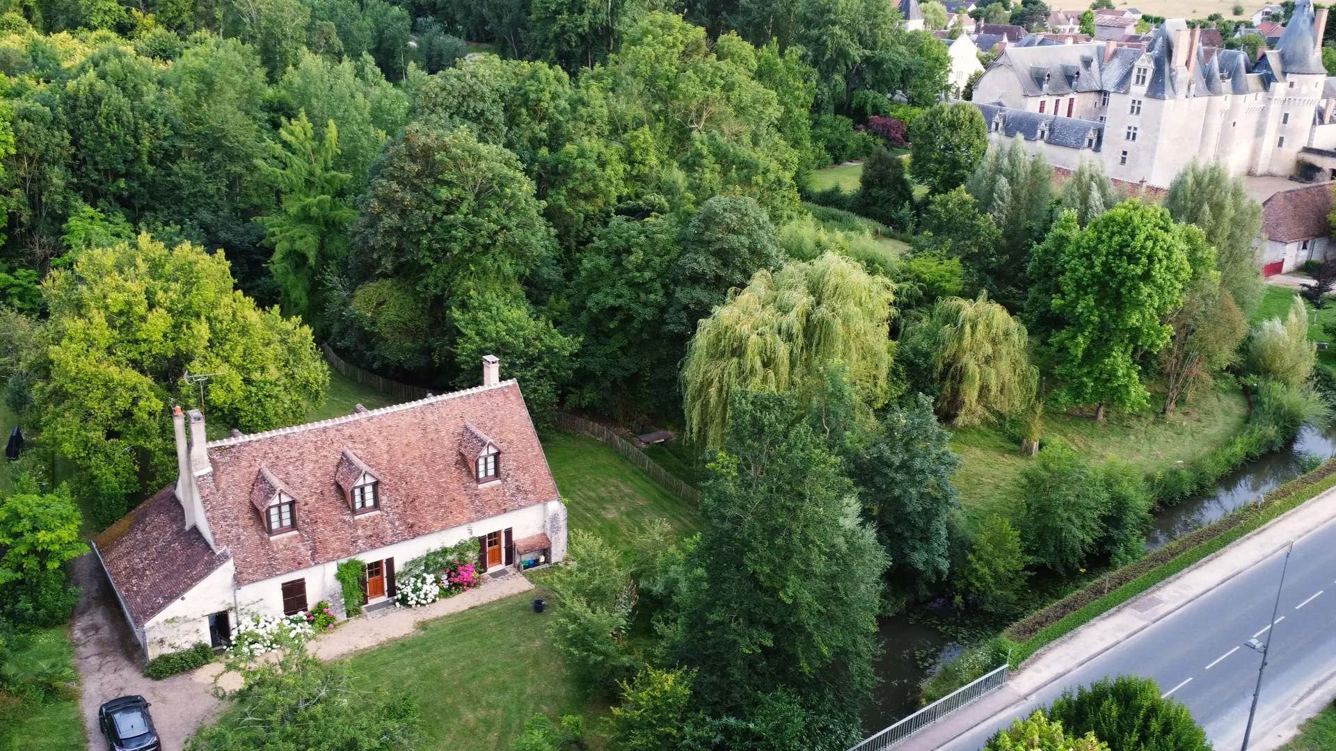 chateau de Fougères-sur Bièvre et le gite au Jardin de Grand-Père