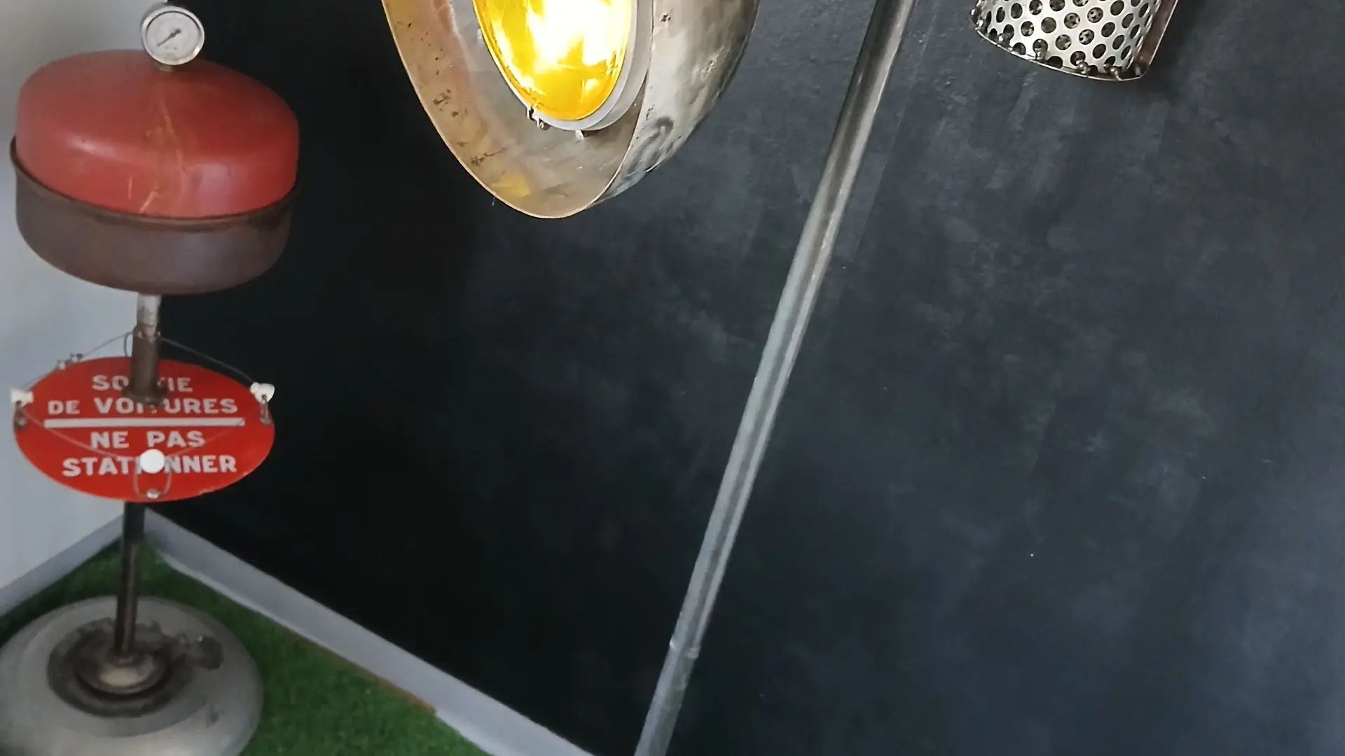 Metteur en scène, Dimension : H 160 cm x L 30 cm