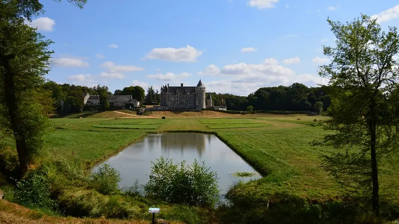 Château de Montpoupon - Miroir d'eau et promenade forestière