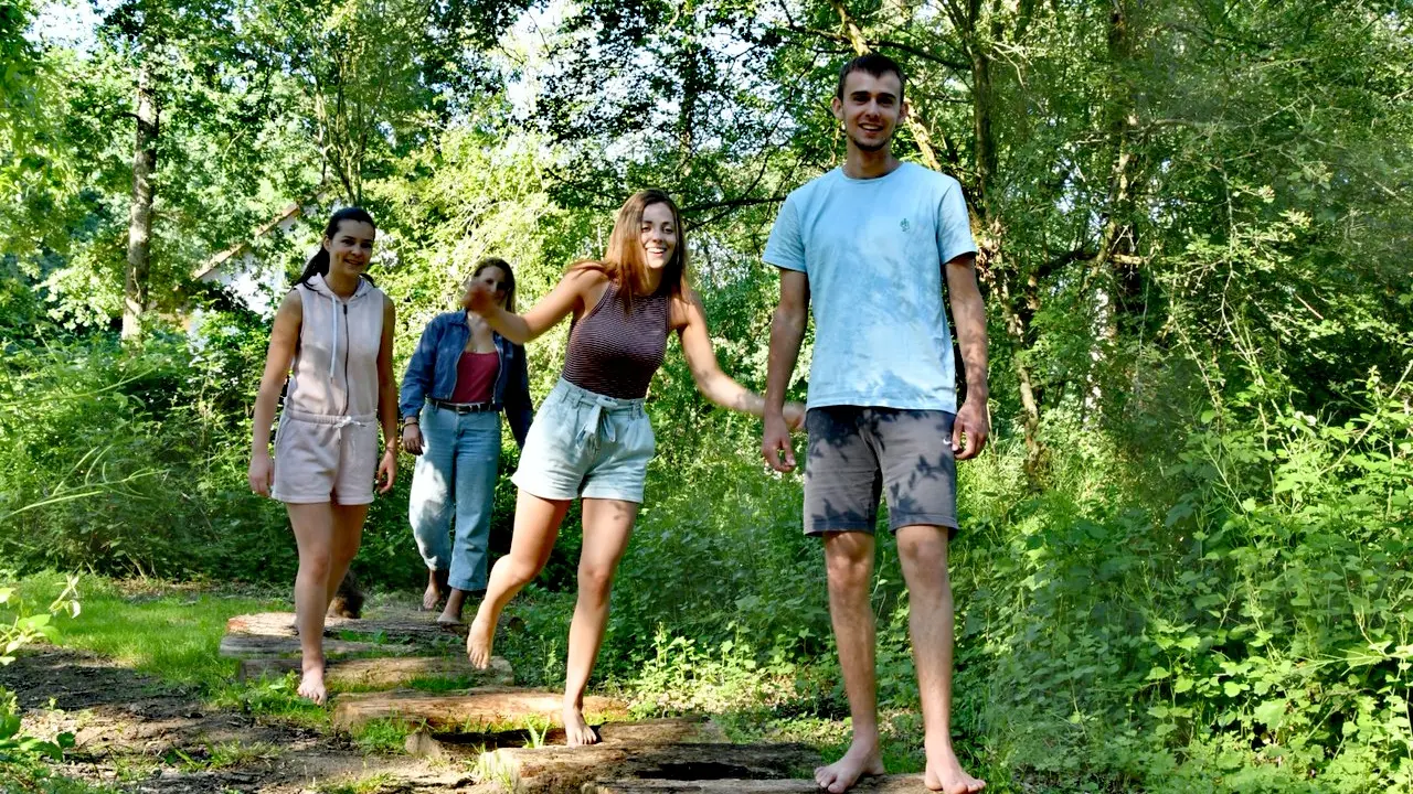 sentier pieds nus groupe ados