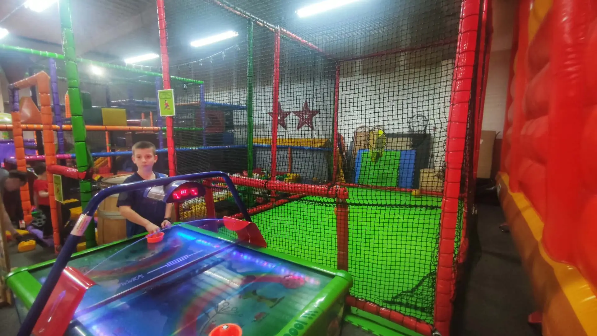 sologne-tourisme-loisirs-enfants-jeux-indoor-air-hockey