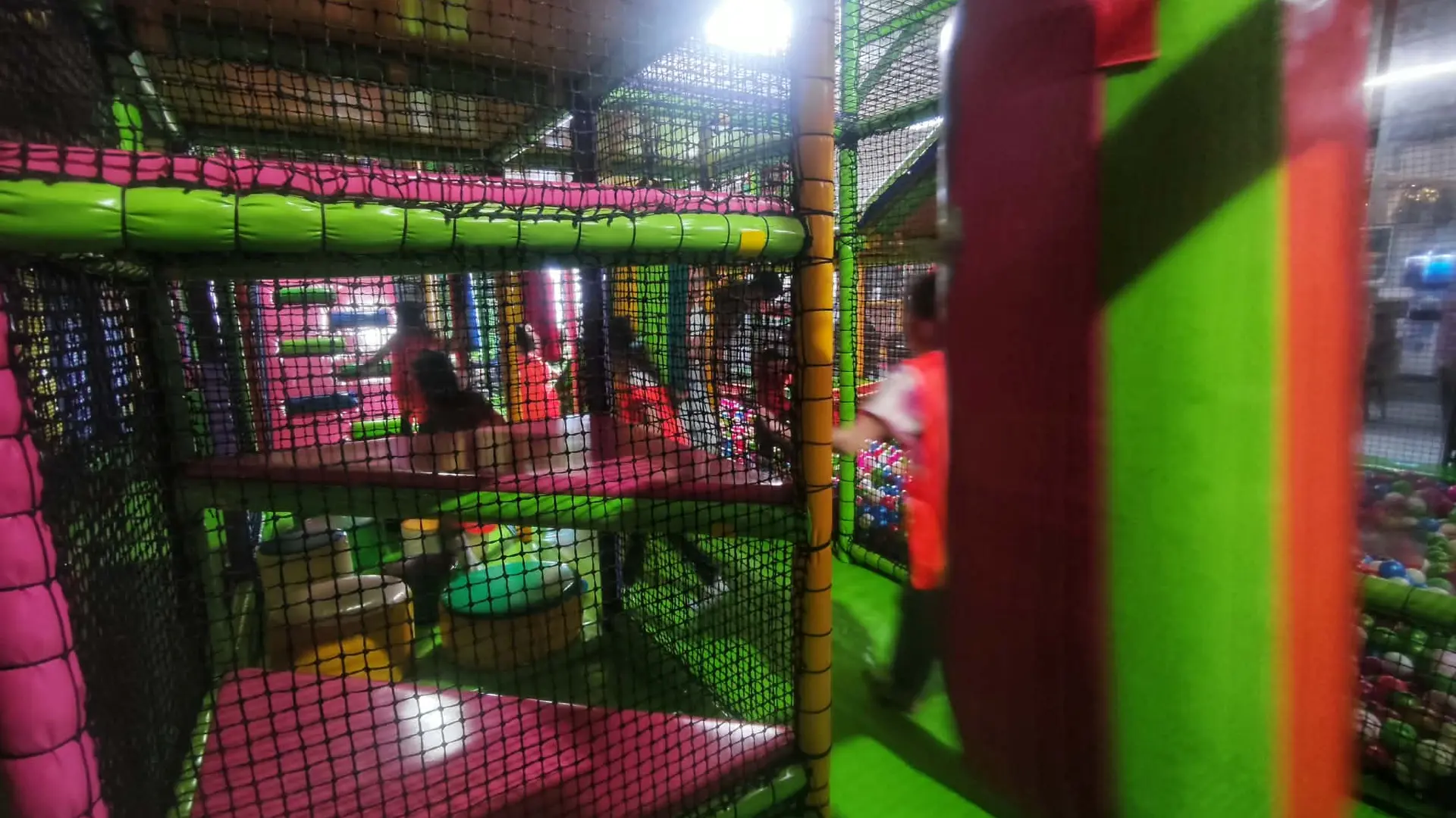 sologne-tourisme-loisirs-enfants-récré-pirates-jeux-indoor-labyrinthe©solognecotesudtourisme