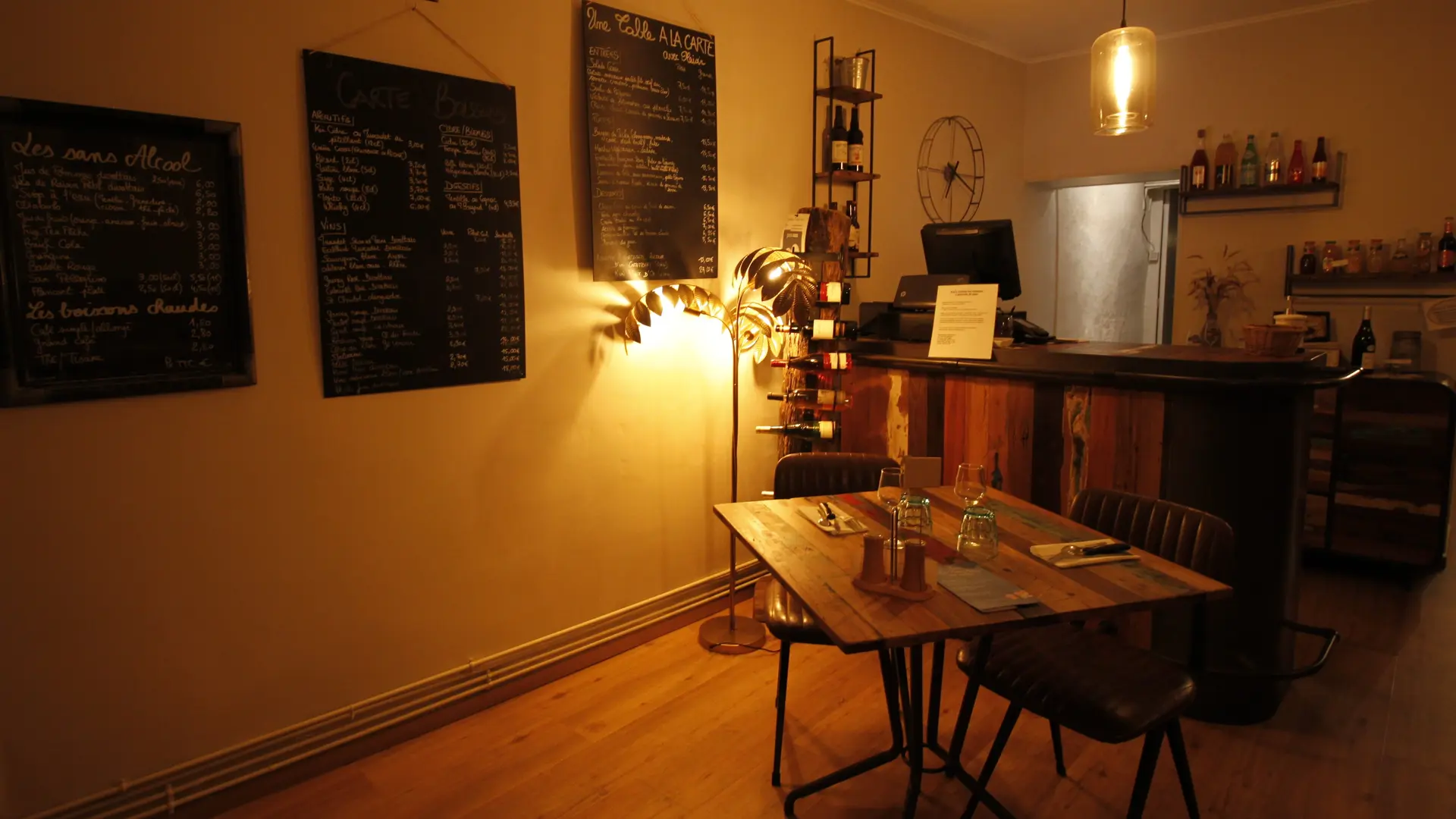 Ambiance autour d'Une Table avec Plaisir