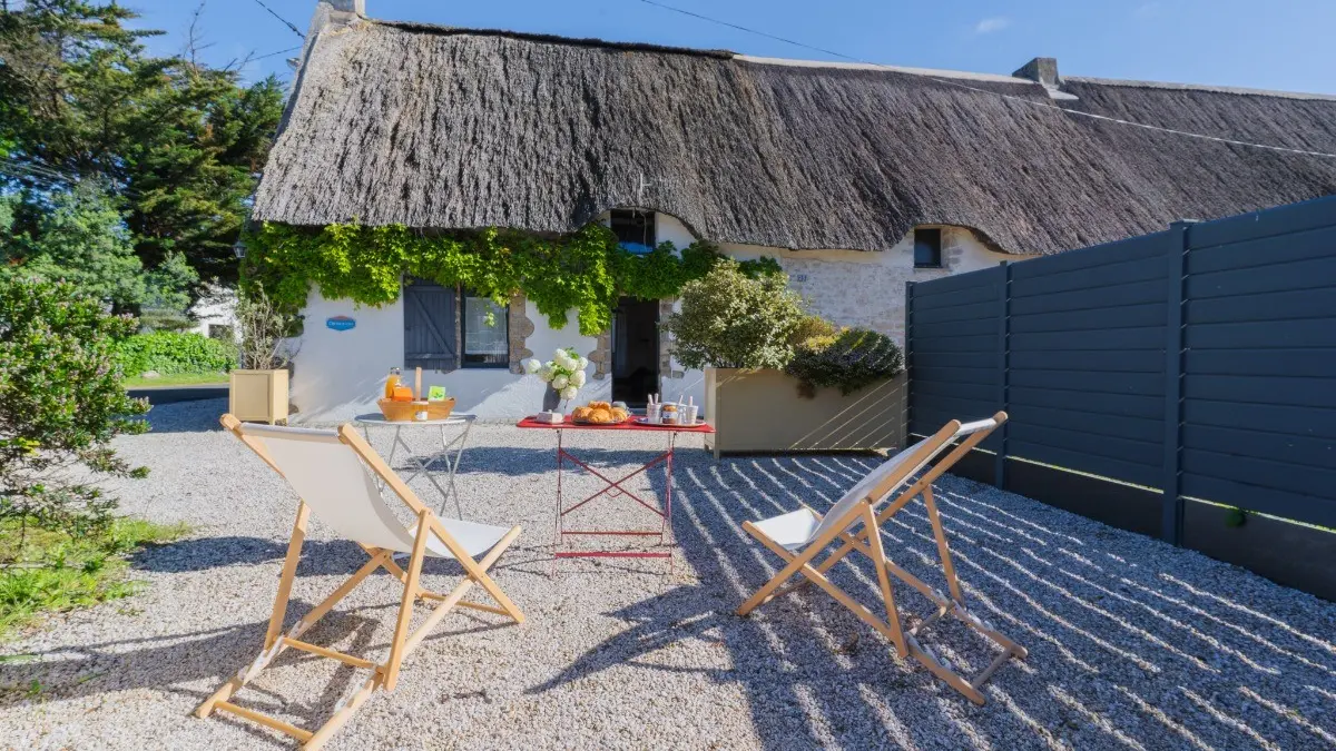 81812 - Façade  , entrée principale  de la chaumière Marie et parking privé