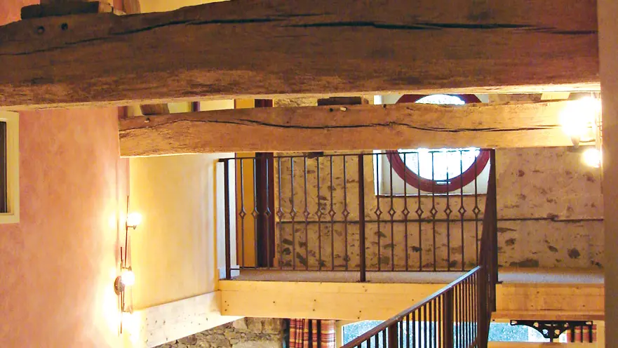 Gîte de séjour - Gîte Le Pressoir - Charpente centrale à l'étage