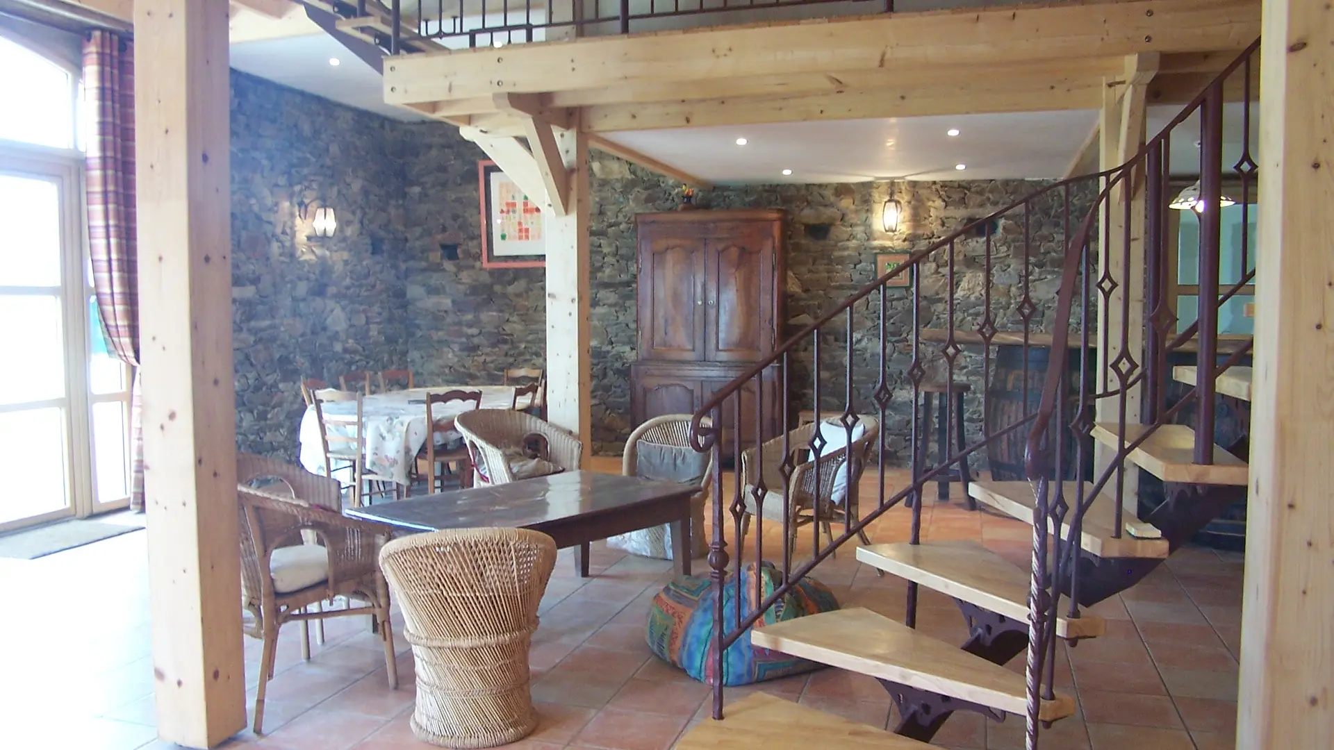 Gîte de séjour - Gîte Le Pressoir - Vaste séjour - Escalier vers les chambres