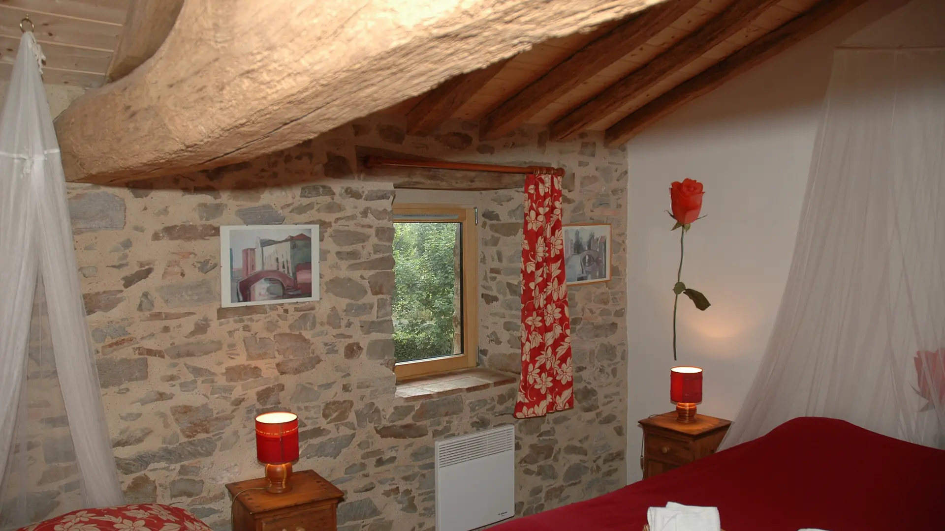 Chambre Rose rouge, lits double ou simples (3p)