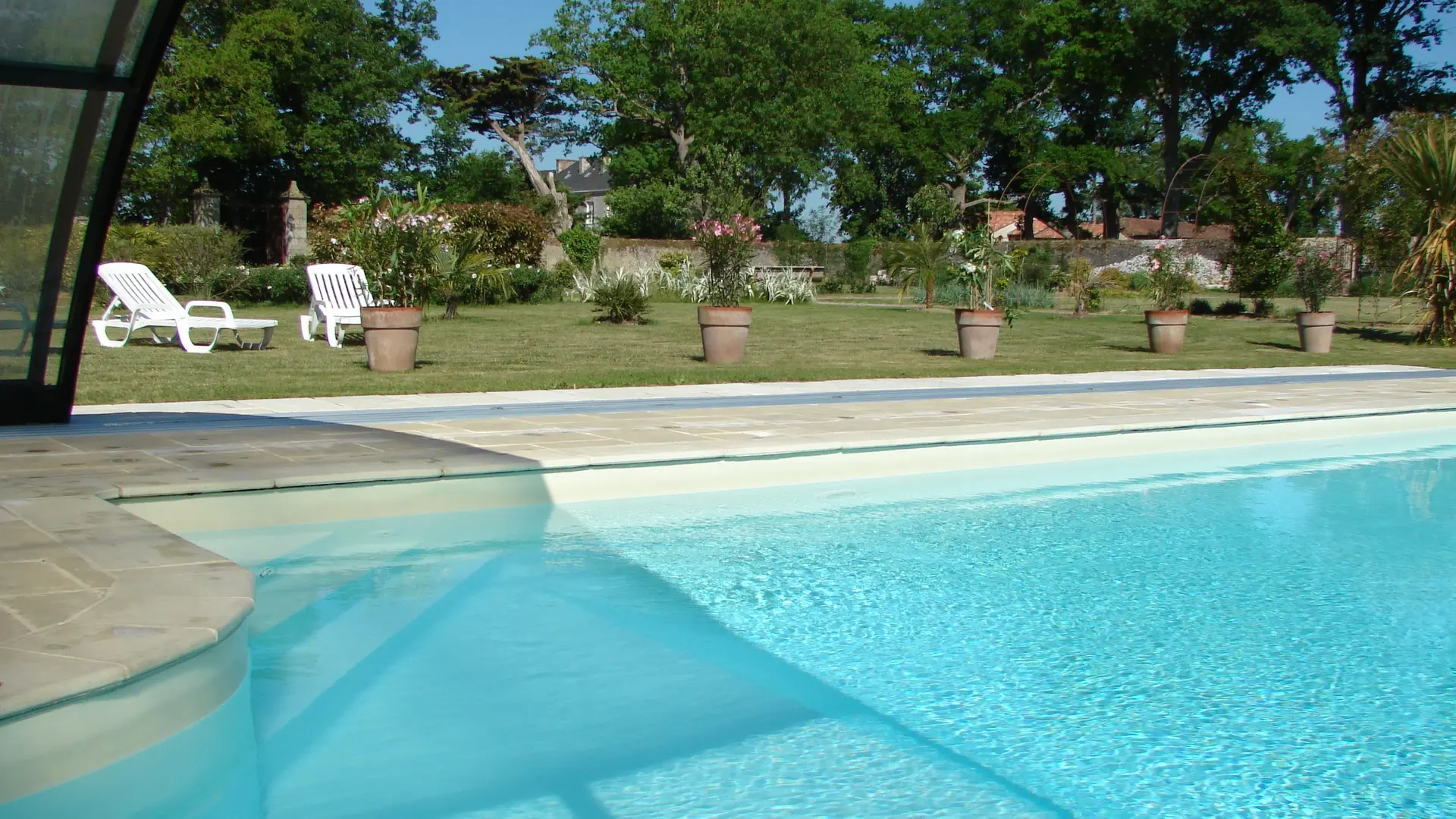 Piscine couverte dans le Jardin Clos