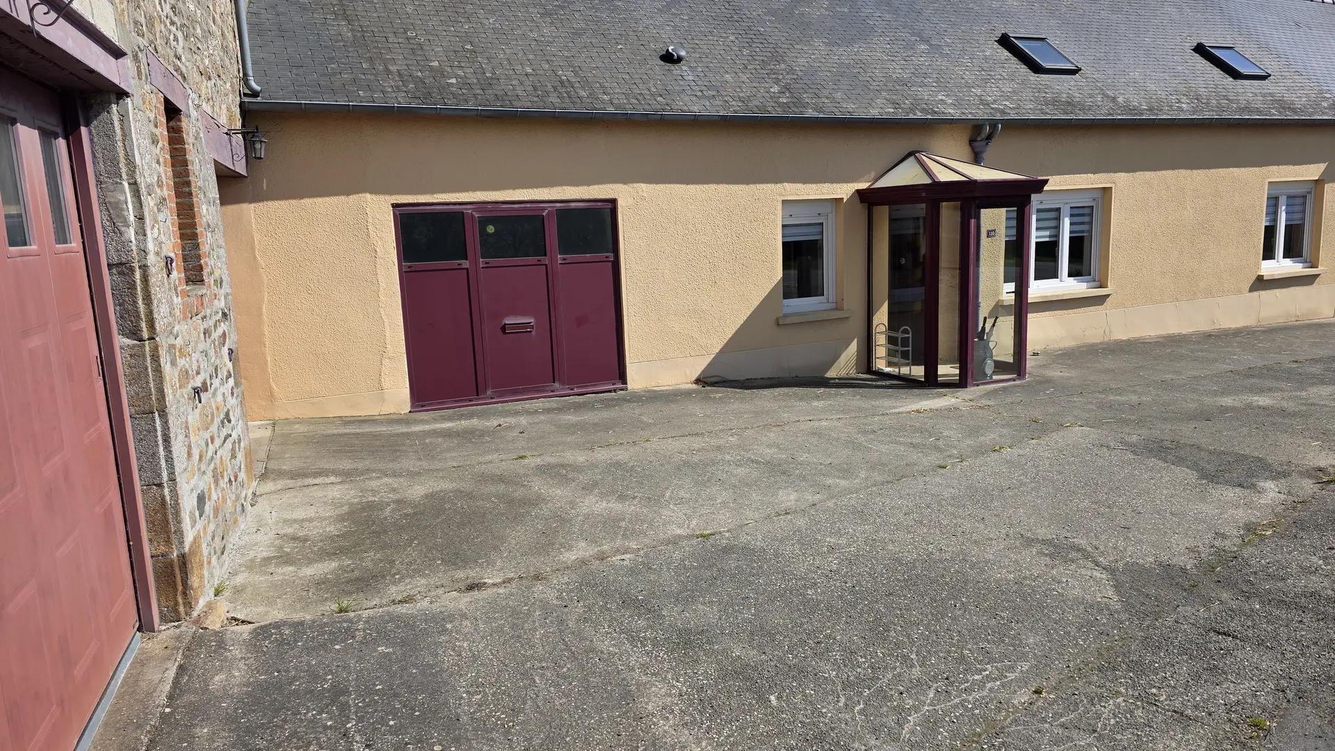 Facade de la maison avec places de stationnement