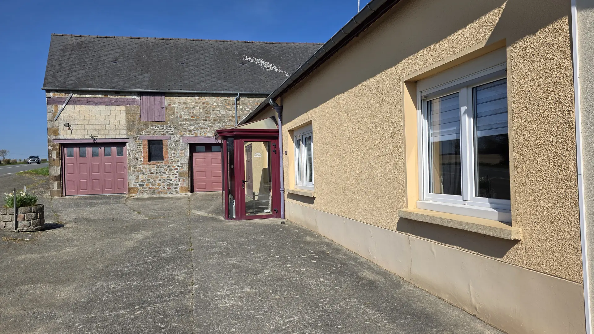 Facade de la maison avec places de stationnement