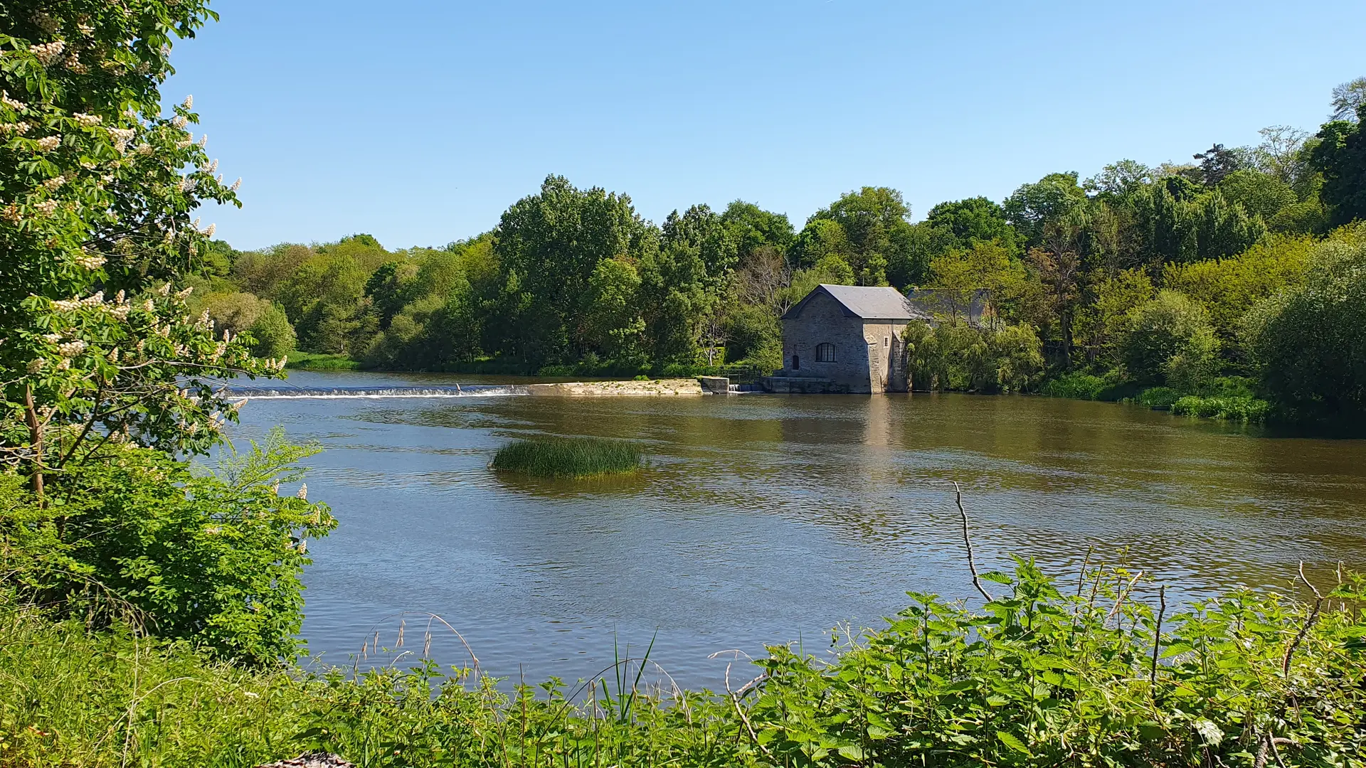 Barrage sur la Mayenne à Ménil