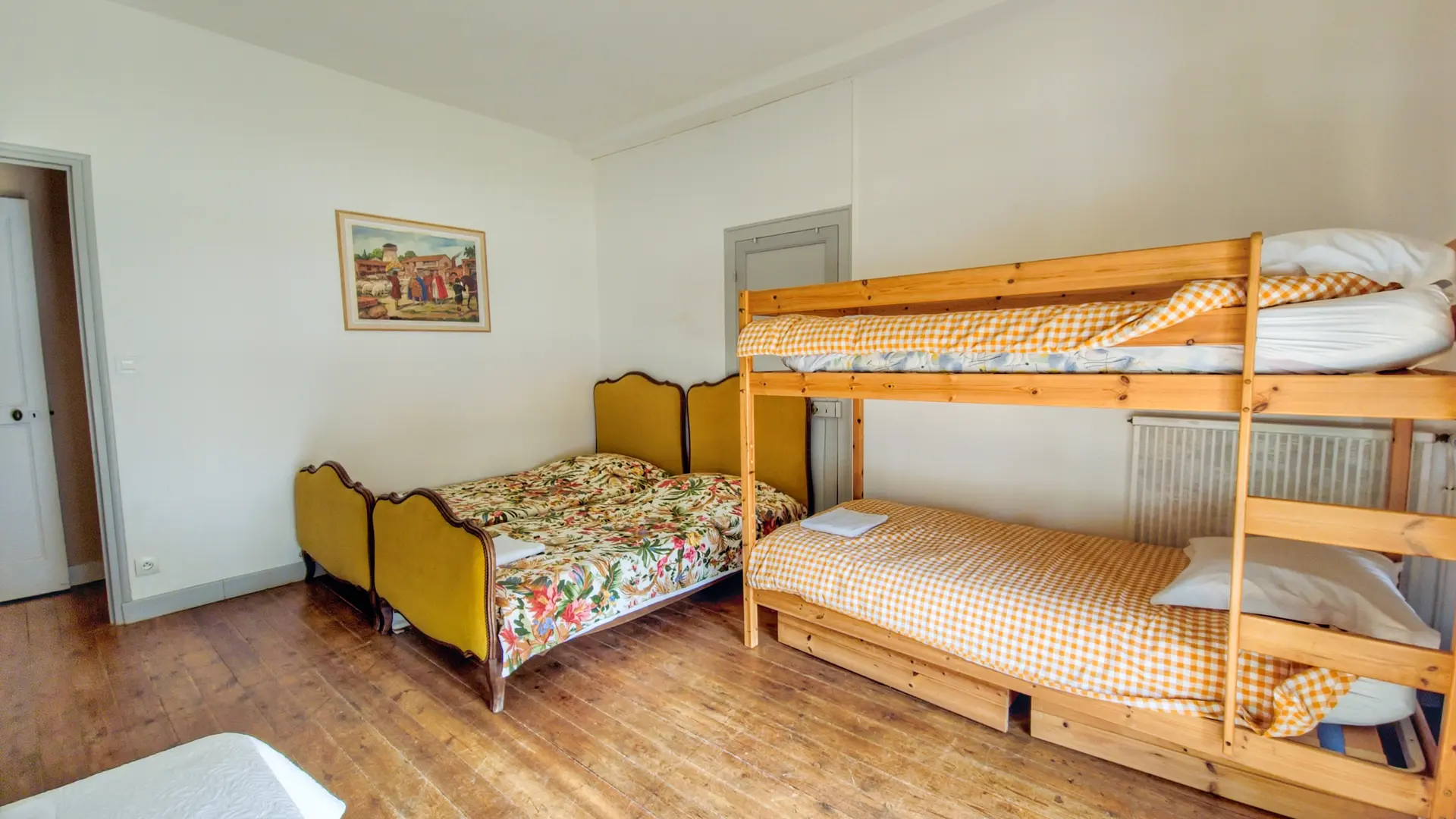 chambre 5 lits (3 lits simples 2 lits superposés)