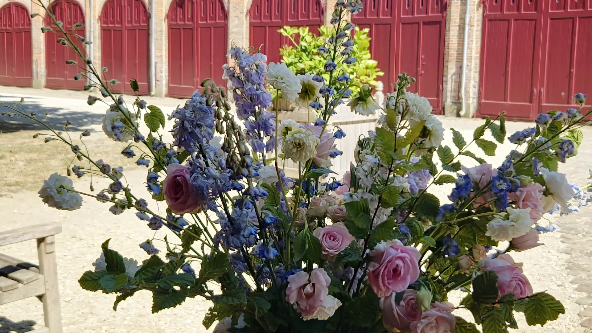 vase médicis devant la galerie des attelages