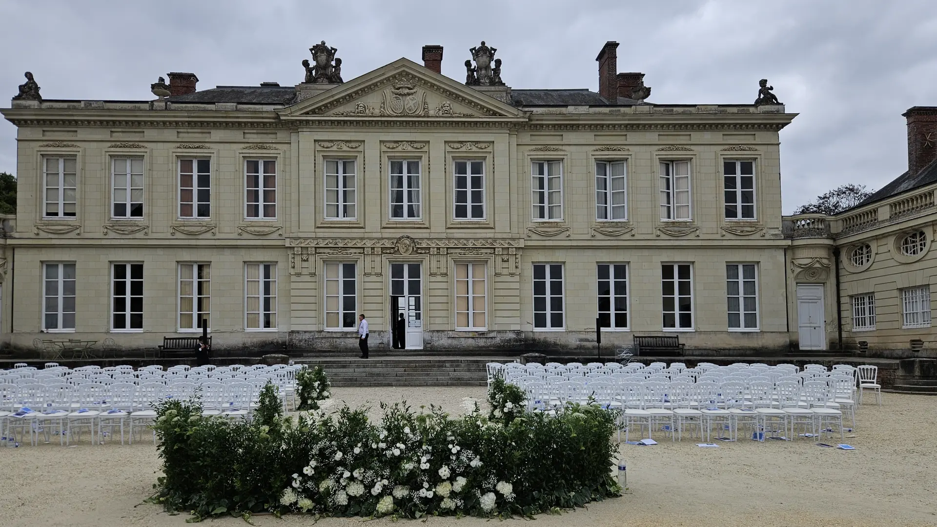 cérémonie laïque devant le château