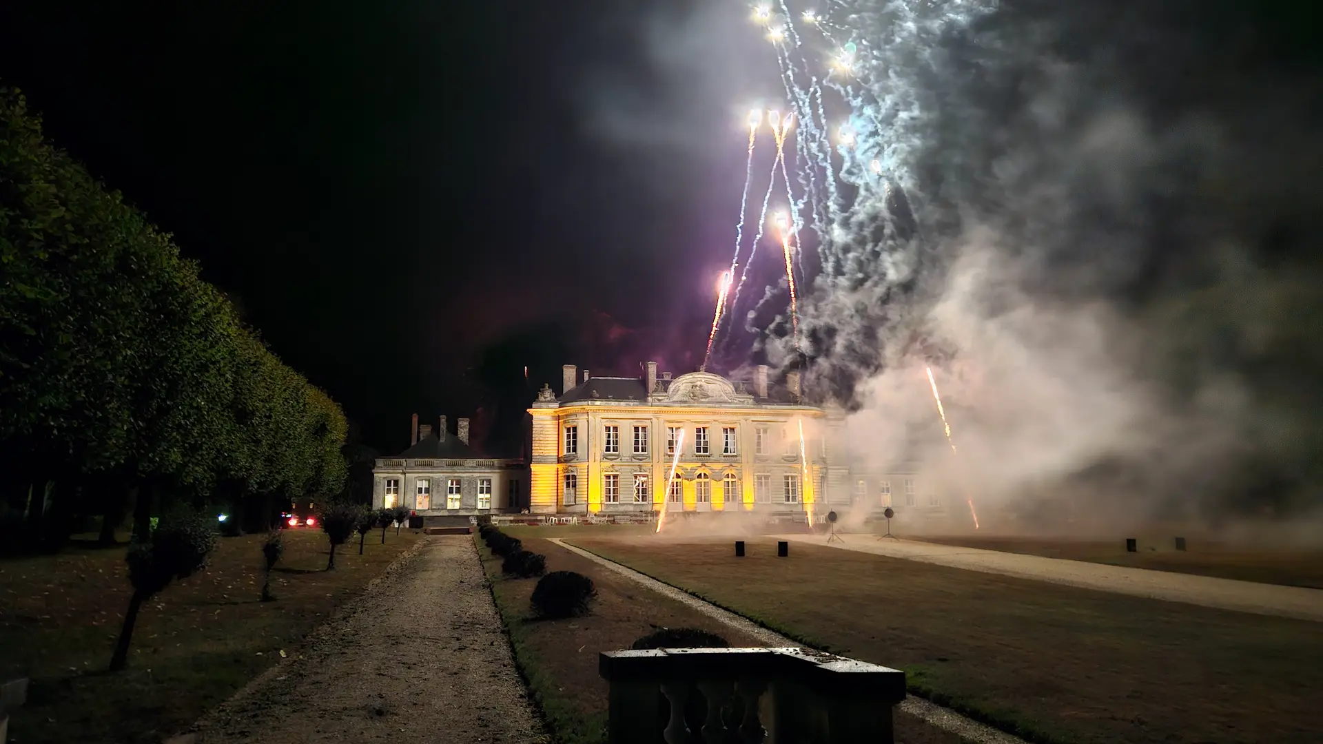 feu d'artifice tiré par un professionnel devant le château