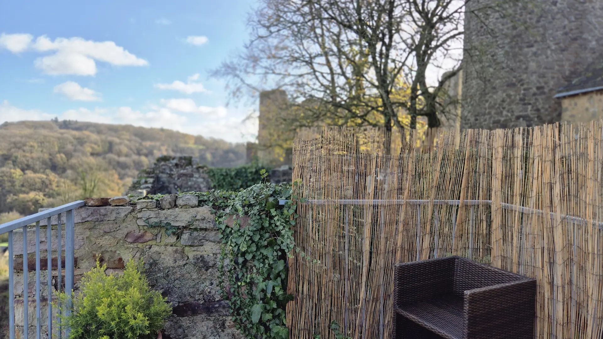 GITE DES REMPARTS VUE TERASSE CHAMBRE DOUBLE