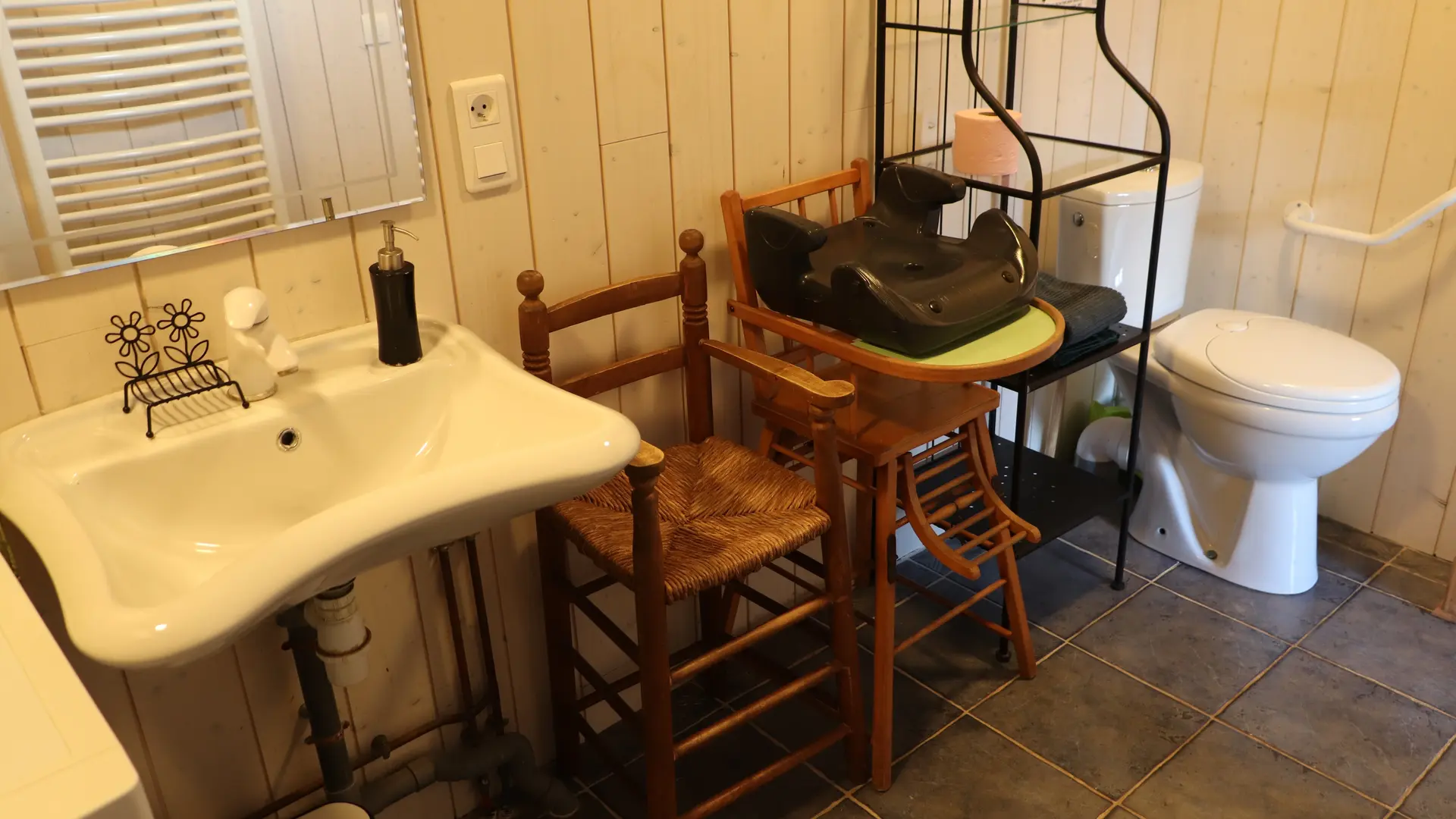 Gîte La Souvelle - Saint-Georges-le-Gaultier - salle de douche RDC