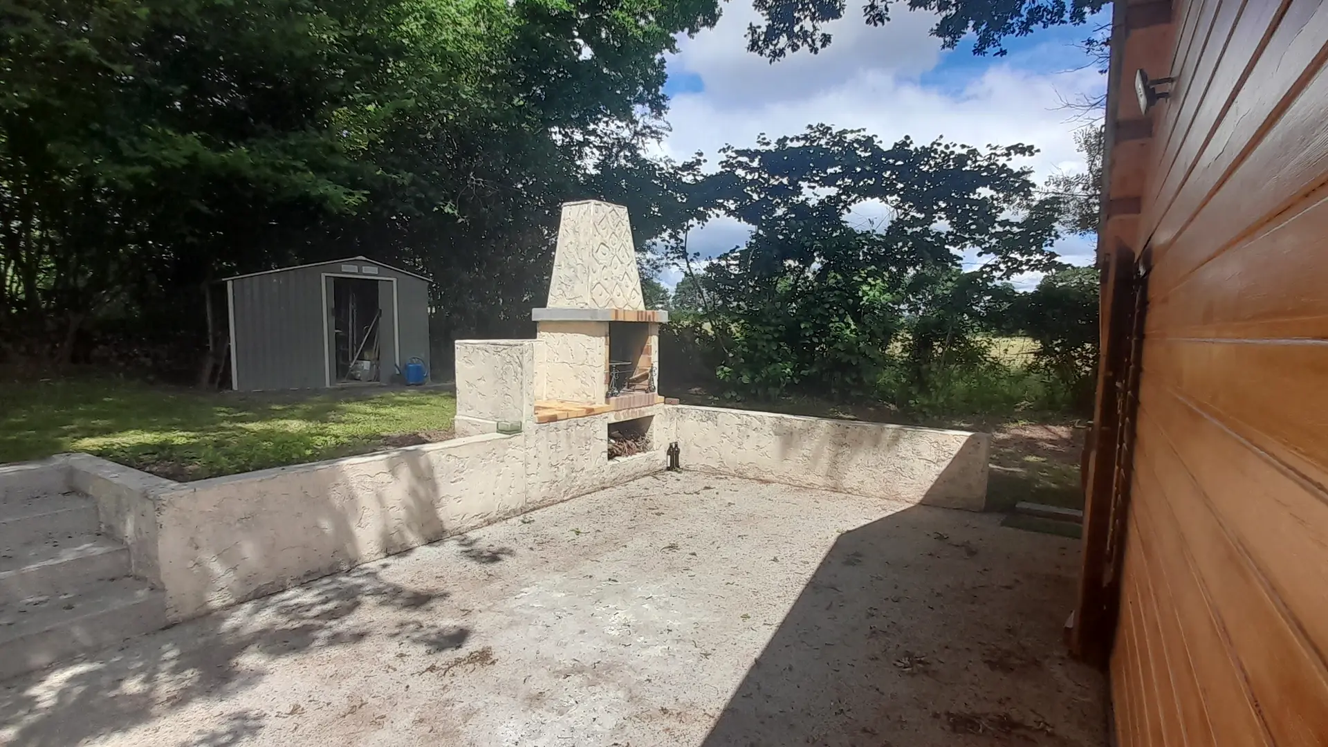 Barbecue accolé au chalet