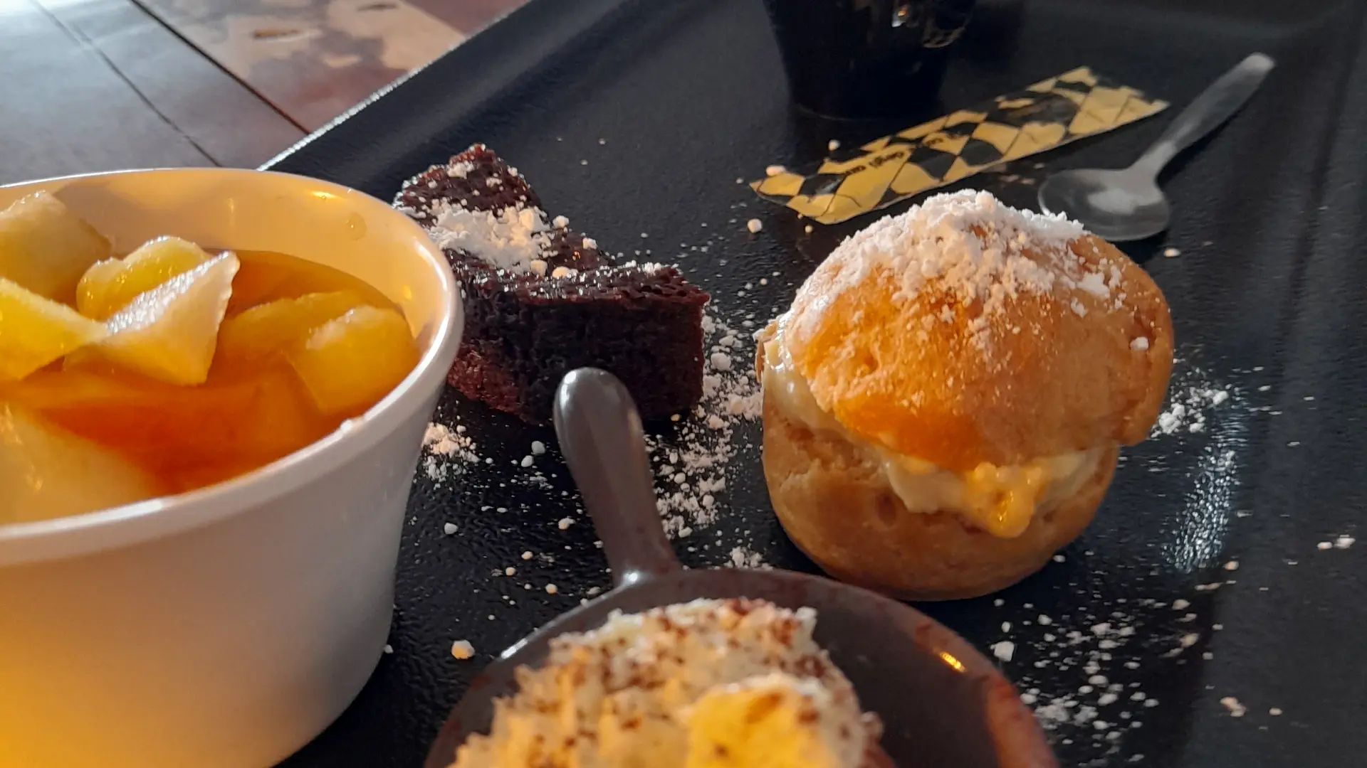 Gourmandises et sa boisson chaude