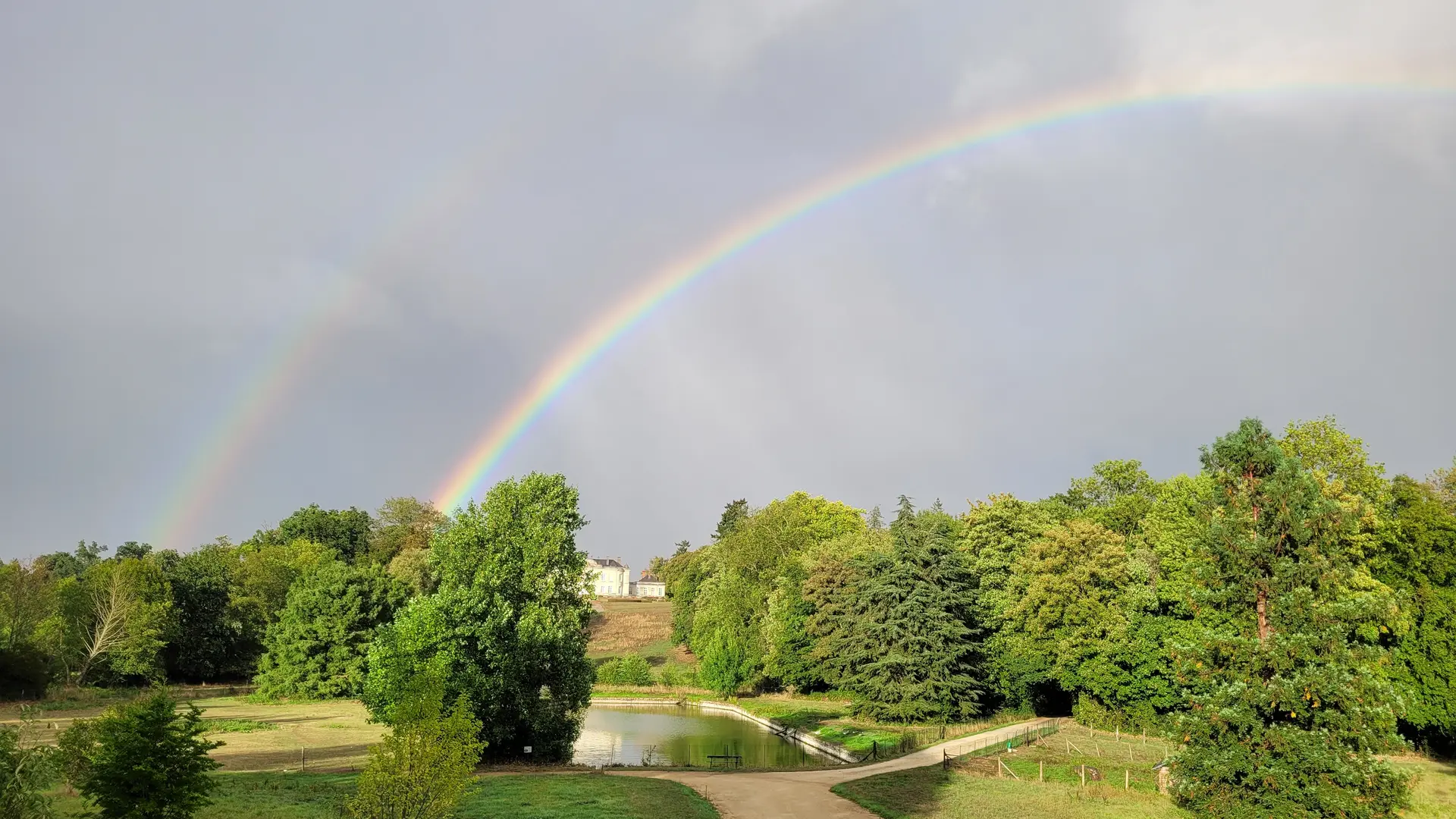 Vue sur le parc et le château depuis le gîte de Bel-Air