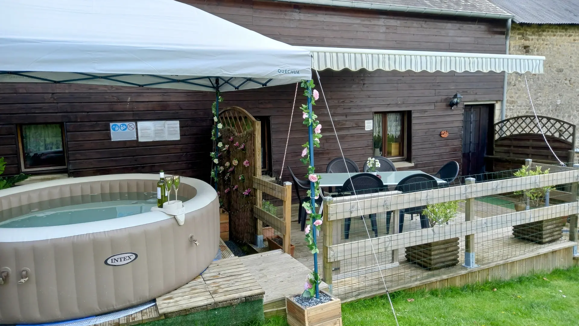 Espace Terrasse Spa. Jardin également à la disposition des clients