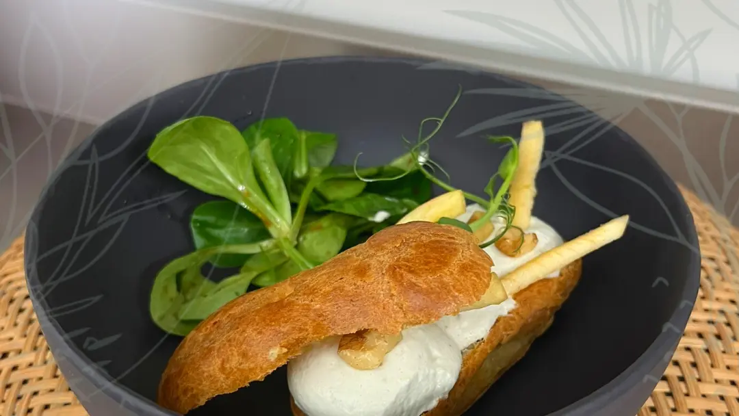 Entrée : Éclair salé au bleu, noix et pommes