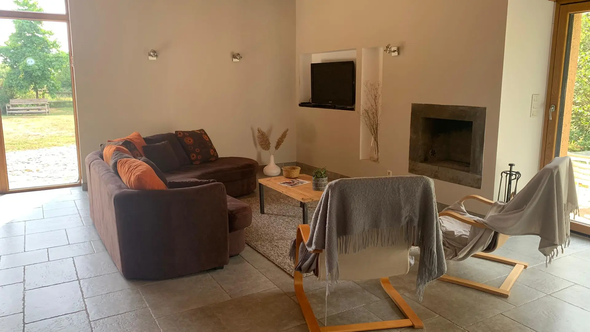 salon et sa cheminée