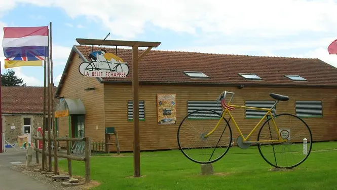 vélo jaune enseigne