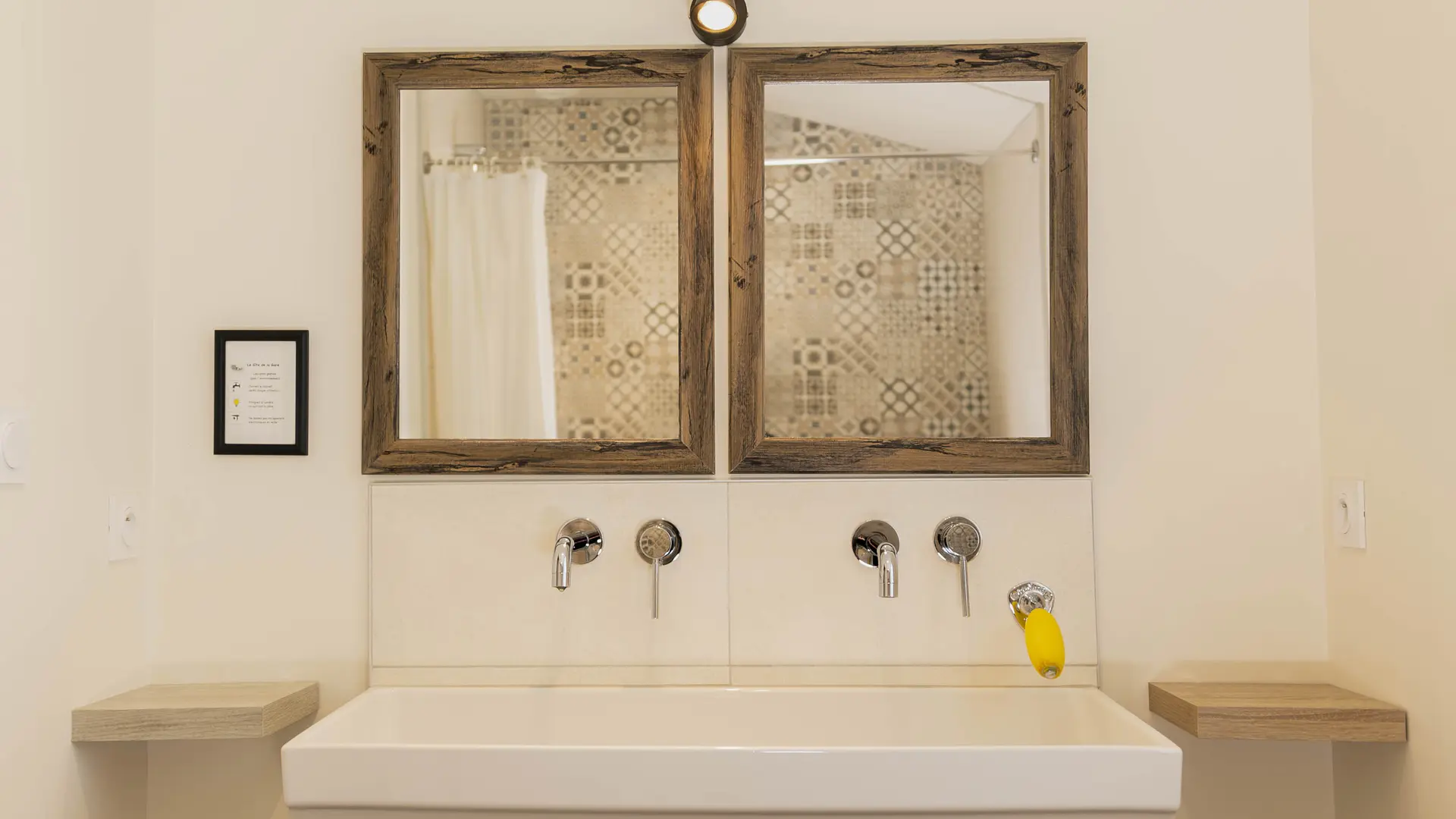 Au rez de chaussée, la salle d'eau n°1