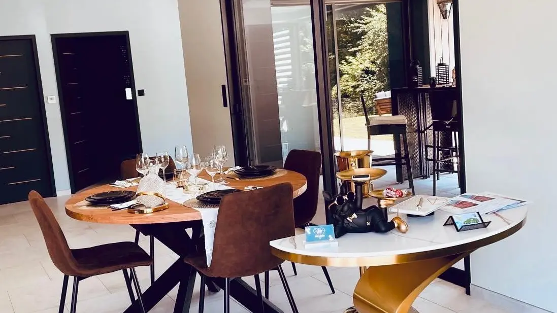 BHD-LODGE & Spa - Entrée table à manger